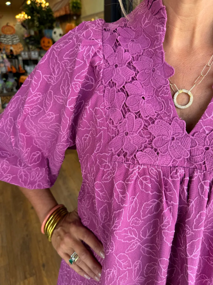 CALINDRA – V-NECK LACE DETAIL DRESS